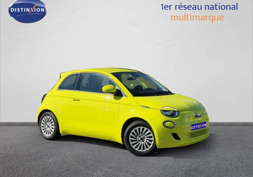 Vue de profil avant droit d'une FIAT 500 électrique 2024 en Ocean Green métal, avec jantes argentées et phares ronds.