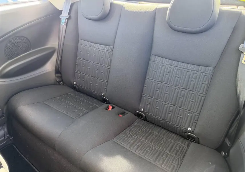 Banquette arrière noire avec motifs Fiat en tissu Seaqual dans une Fiat 500 e 95ch Pack Confort MY23.