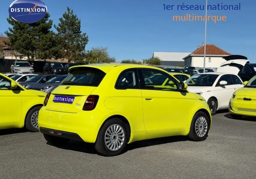 Vue 3/4 arrière droite d'une FIAT 500 électrique Ocean Green métal, avec feux arrière LED et jantes argentées.