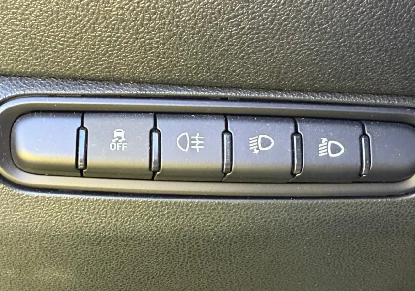 Gros plan sur les boutons de commande d’éclairage et d’assistance au conducteur dans une Fiat 500 e 95ch Pack Confort Ocean Green.