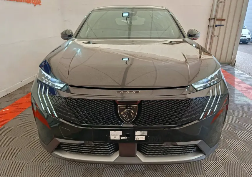 Vue frontale du Peugeot 3008 noir 2025 avec calandre noire et phares LED distinctifs en griffes lumineuses.