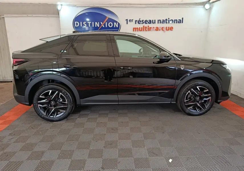Profil côté gauche d'un Peugeot 3008 noir 2025 avec jantes noires brillantes et logo distinctif sur l'aile avant.