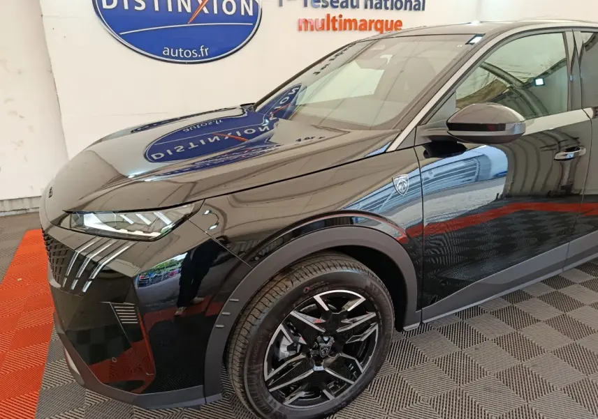 Vue 3/4 avant droit du Peugeot 3008 noir brillant, mettant en valeur ses phares LED et jantes noires stylisées.