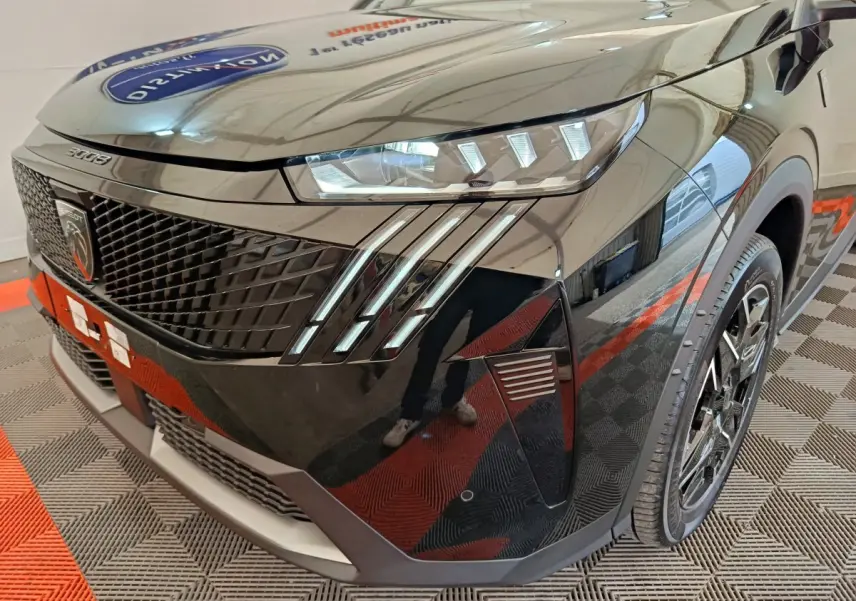 Vue 3/4 avant droit d'un Peugeot 3008 noir brillant mettant en valeur ses phares LED et sa calandre distinctive.