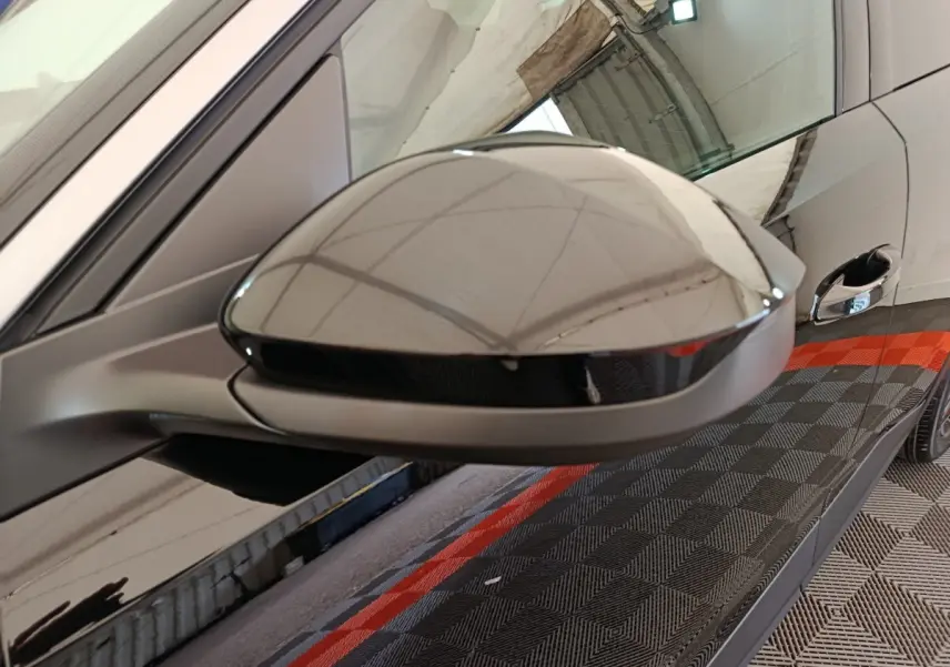 Rétroviseur côté gauche noir brillant du Peugeot 3008 1.2 HYBRID 145 E-DCS6 GT 2025 avec porte et poignée visibles.