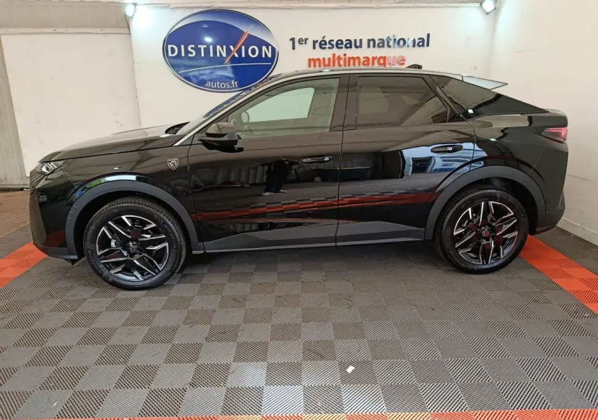 Profil côté gauche du Peugeot 3008 1.2 HYBRID 145 GT noir brillant dans un showroom multimarque.