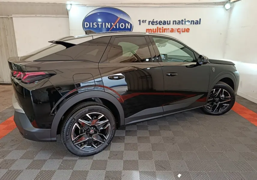 Peugeot 3008 noir vue de profil côté gauche, avec jantes noires et détails modernes sous éclairage intérieur.