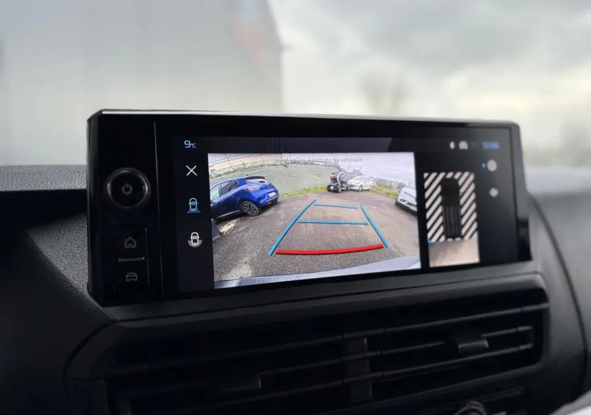 Écran tactile 10'' HD du Peugeot Expert Fourgon blanc montrant la caméra de recul et l'aide au stationnement.