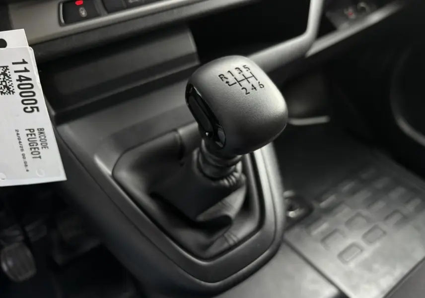 Le levier de vitesses manuel noir du Peugeot Expert Fourgon 2025 vu en gros plan dans l'habitacle.