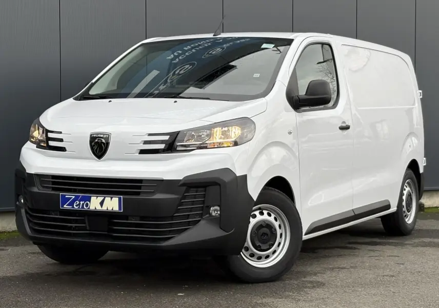 Vue 3/4 avant droit du Peugeot Expert Fourgon blanc Icy avec pare-chocs noirs et roues tôles grises.