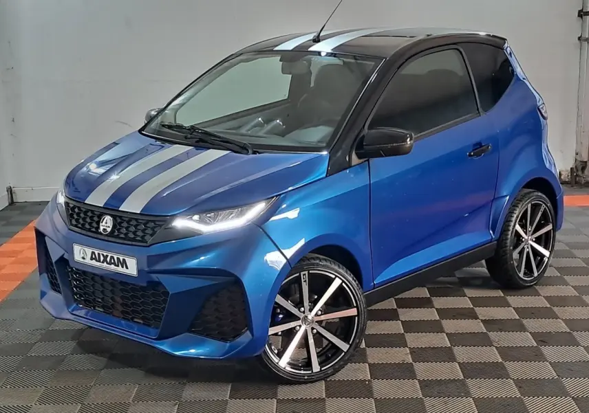 Vue 3/4 avant d'une Aixam Ambition 0.5 City GTO bleu métallisé avec bandes grises et jantes noires brillantes.