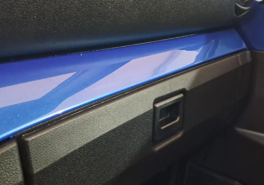 Gros plan sur la garniture intérieure bleue et noire de l’AIXAM AMBITION 2025, côté passager.