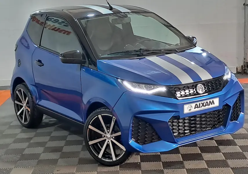 Vue 3/4 avant gauche d'une AIXAM AMBITION bleu avec bandes grises sur le capot et jantes noires à rayons argentés.