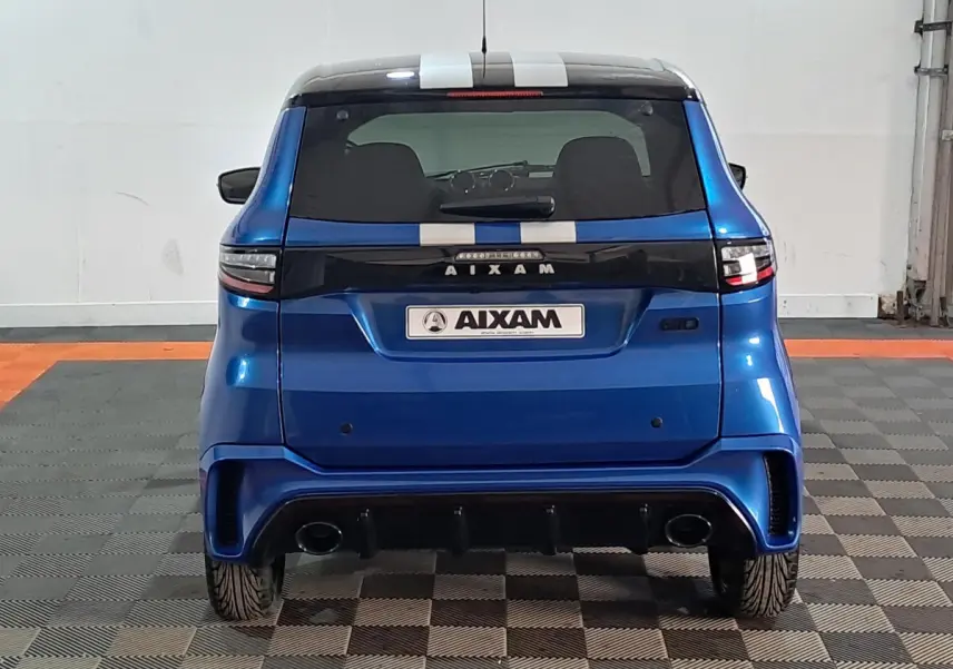 Vue arrière d'une AIXAM AMBITION 0.5 CITY GTO bleu 2025 avec double sortie d'échappement et bande blanche centrale