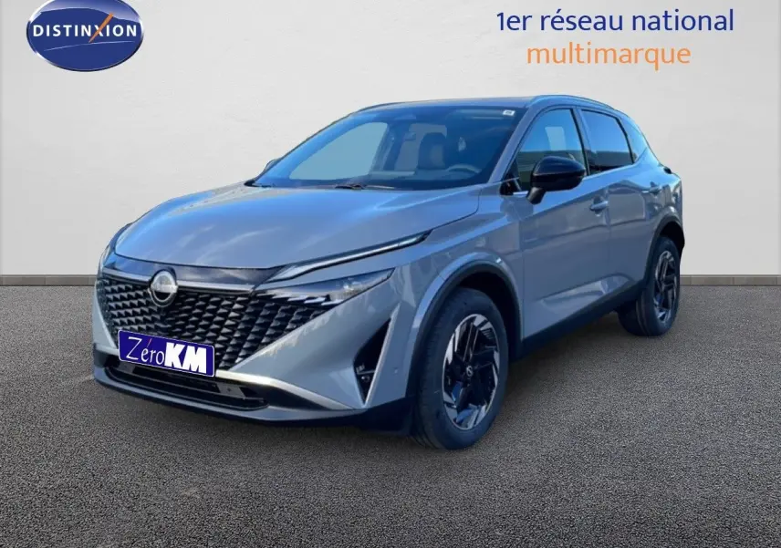 Nissan Qashqai 1.5 E-POWER gris argile métal en 3/4 avant droit, avec calandre noire et jantes stylisées.