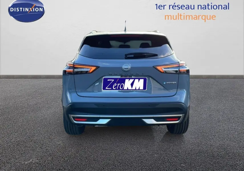 Vue arrière d'un Nissan Qashqai 2025 gris argile métal avec feux LED et logo e-Power visible.