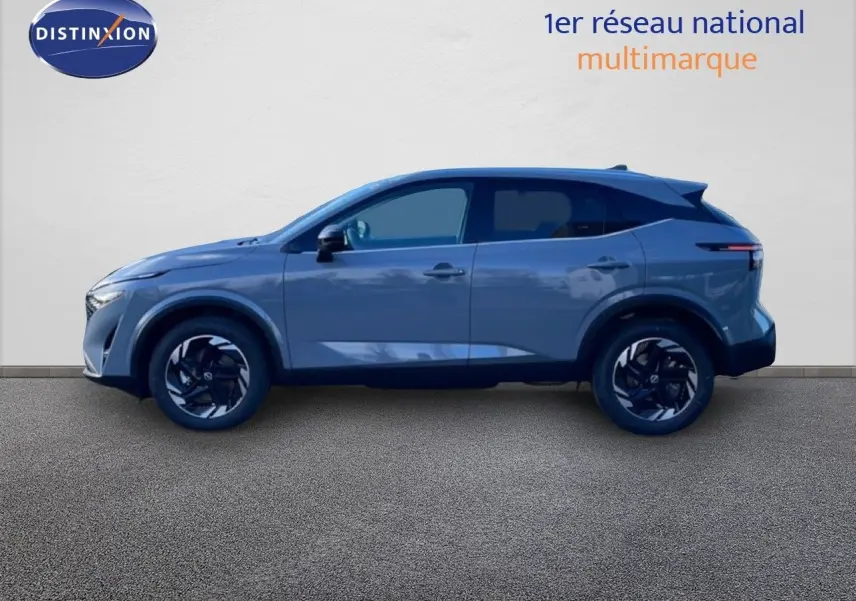 Vue de profil côté gauche du Nissan Qashqai 1.5 E-POWER gris argile métal avec jantes noires stylisées.