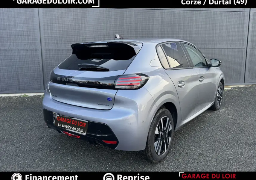 Vue 3/4 arrière droite d'une Peugeot 208 Hybrid gris clair avec feux arrière LED et jantes alliage noires.