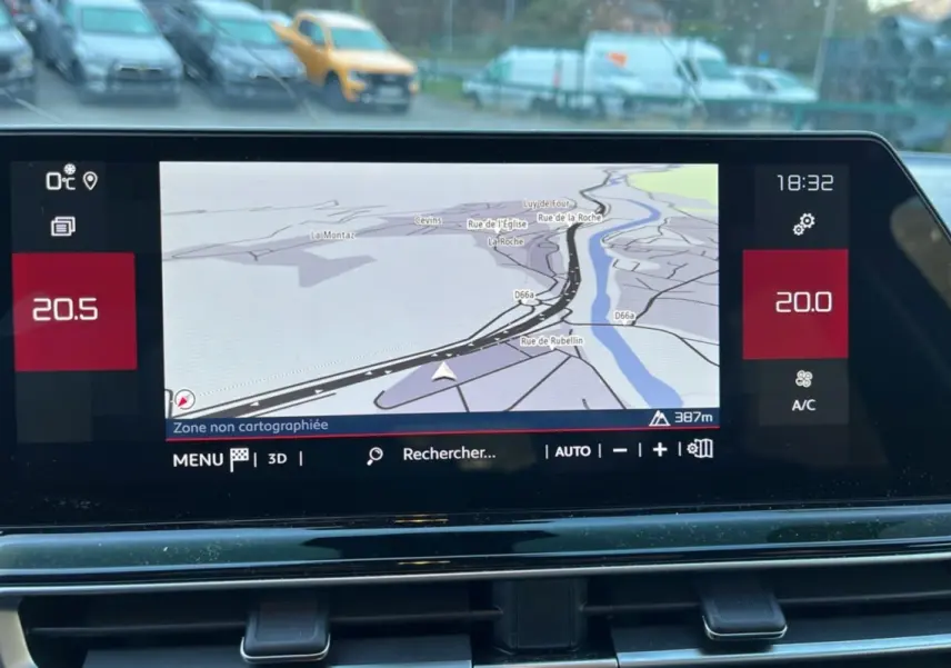 Écran tactile central du Citroën C5 Aircross Hybrid blanc, affichant la navigation GPS et la température intérieure.