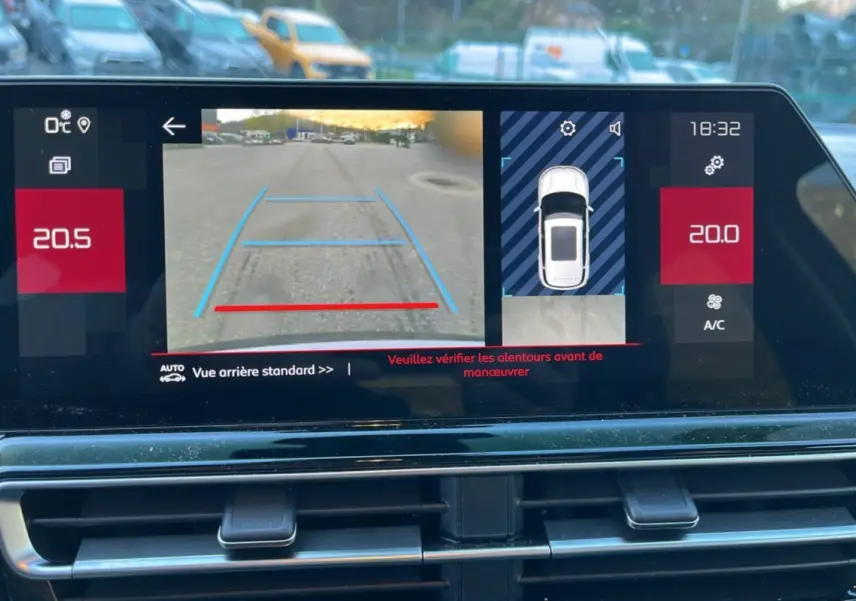 Écran tactile intérieur du Citroën C5 Aircross Hybrid blanc, affichant la caméra de recul et la vue 360° en temps réel.