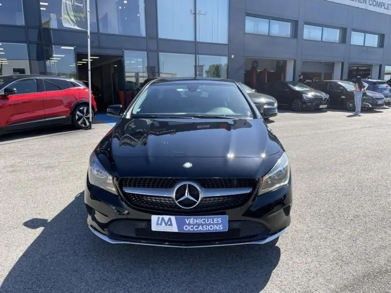 Vue avant d'une Mercedes Classe CLA Shooting Brake noire de 2017, avec calandre distinctive et logo central visible.