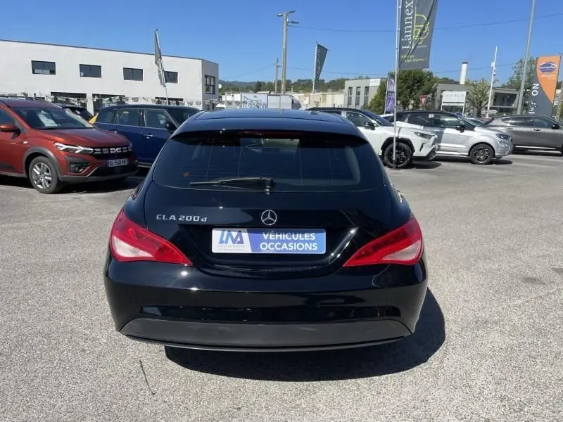Vue arrière d'une Mercedes Classe CLA Shooting Brake 200 d Business Edition noire, avec feux arrière rouges et plaque d'occasion.