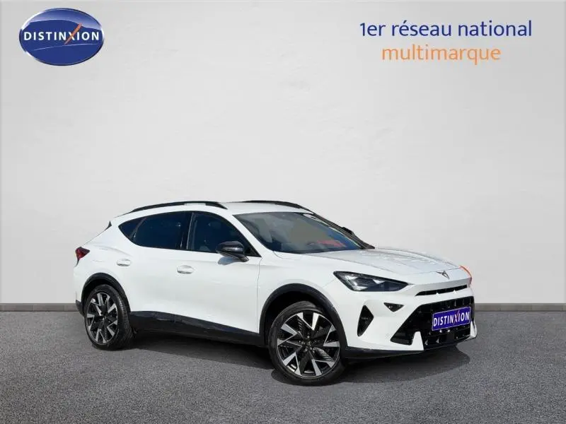 Vue 3/4 avant droit d'une CUPRA Formentor blanc Nevada métallisé avec jantes alliage et barres de toit noires.