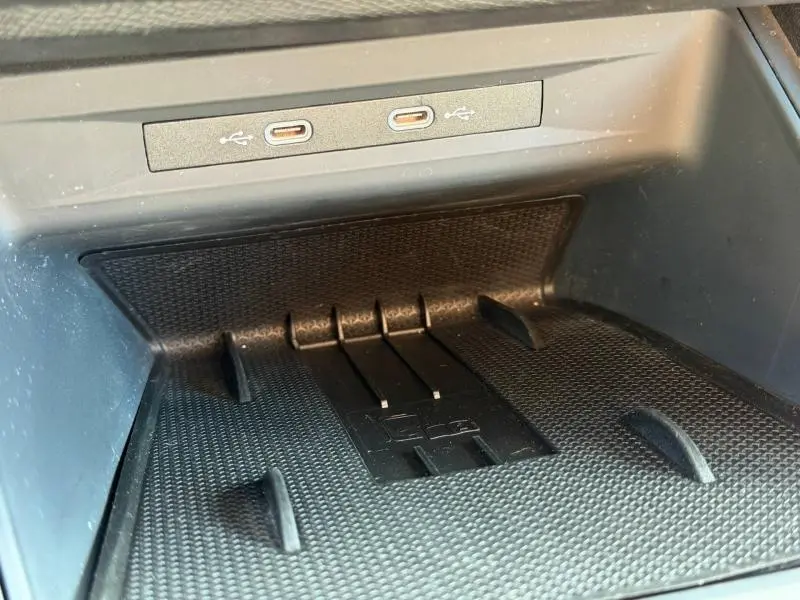 Gros plan sur la zone de recharge avec deux ports USB-C intégrés dans la console centrale du CUPRA Formentor blanc Nevada.