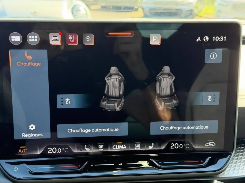 Écran tactile intérieur du CUPRA Formentor 2025 montrant le réglage du chauffage des sièges avant.