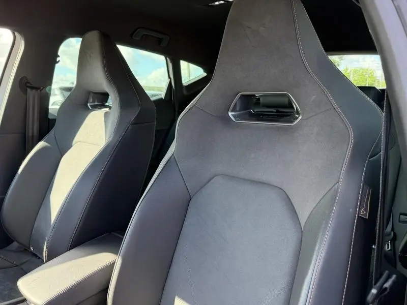 Gros plan sur les sièges avant sport en textile et TEP noir de la CUPRA Formentor 1.5 eTSI Hybrid 2025, vue côté droit.