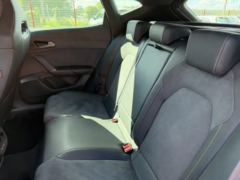 Vue intérieure côté droit des sièges arrière en textile et TEP noir asphalte du CUPRA Formentor 1.5 eTSI Hybrid 2025.