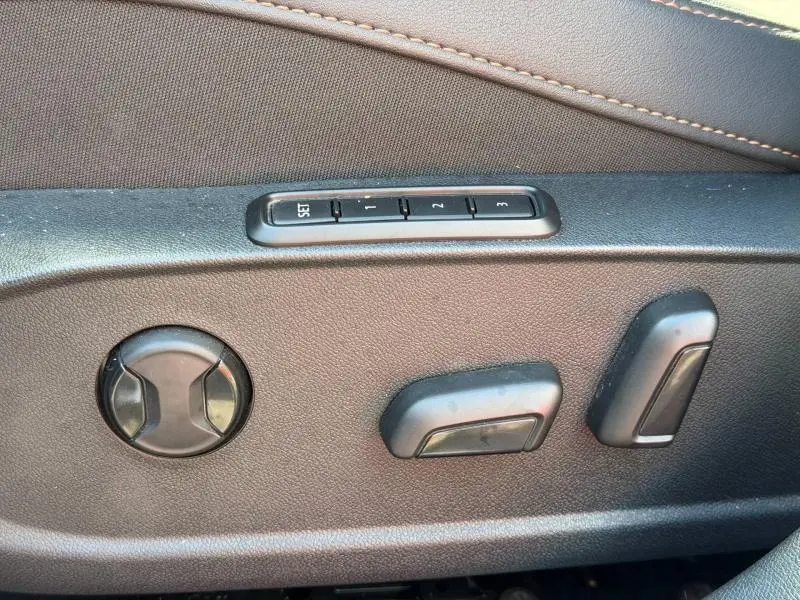 Détail des commandes de réglage électrique du siège avant en textile noir dans une CUPRA Formentor blanc Nevada.