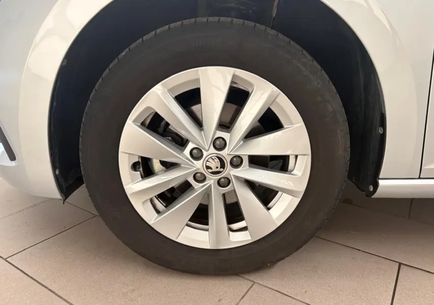 Gros plan sur la roue avant gauche d'une Skoda Scala gris argent 2024, mettant en valeur la jante en alliage au design moderne.