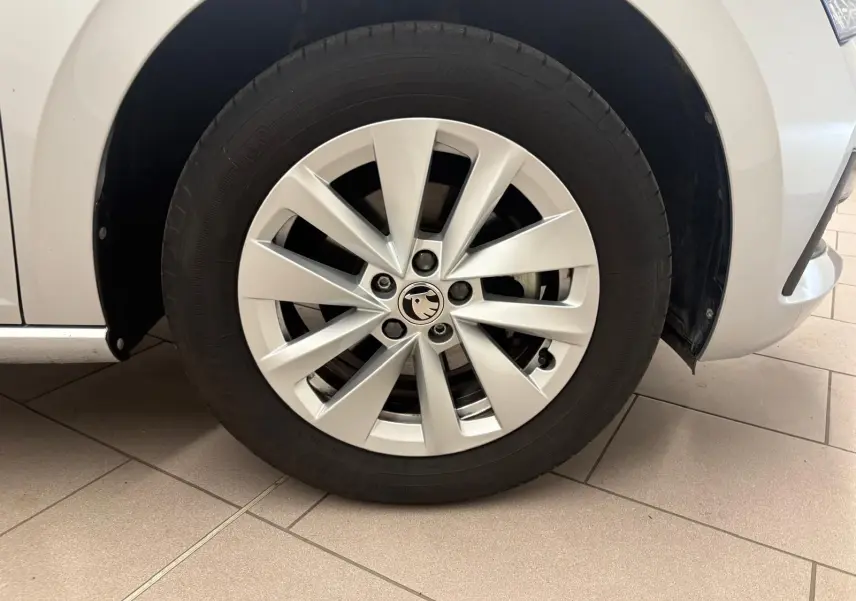 Gros plan sur la roue avant droite gris argent d'une Skoda Scala 1.0 TSI 110 DSG7 Business 2024 avec jante en alliage.