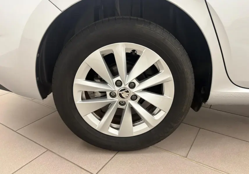 Gros plan sur la roue avant droite gris argent d'une Skoda Scala 1.0 TSI 110 DSG7 Business avec jante alliage.