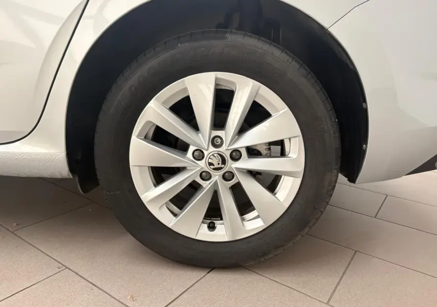 Gros plan sur la roue avant droite gris argent d'une Skoda Scala 1.0 TSI 110 DSG7 Business 2024 avec jante alliage.