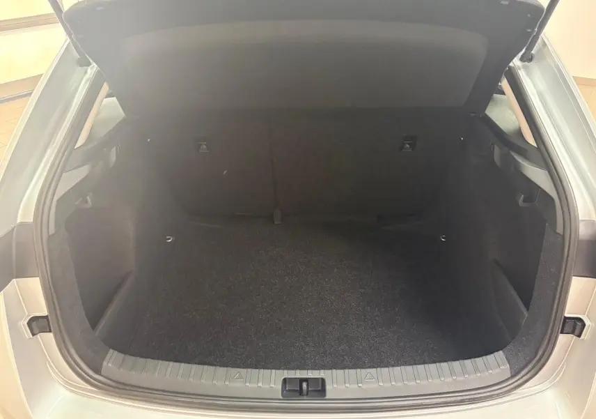 Coffre ouvert vu de l'arrière d'une Skoda Scala gris argent 2024, version 1.0 TSI 110 DSG7 Business, intérieur noir.