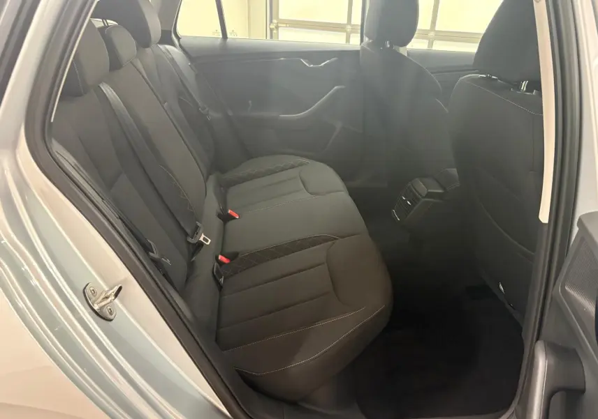 Vue intérieure côté gauche des sièges arrière noirs d’une Skoda Scala gris argent 2024 avec finitions Business.