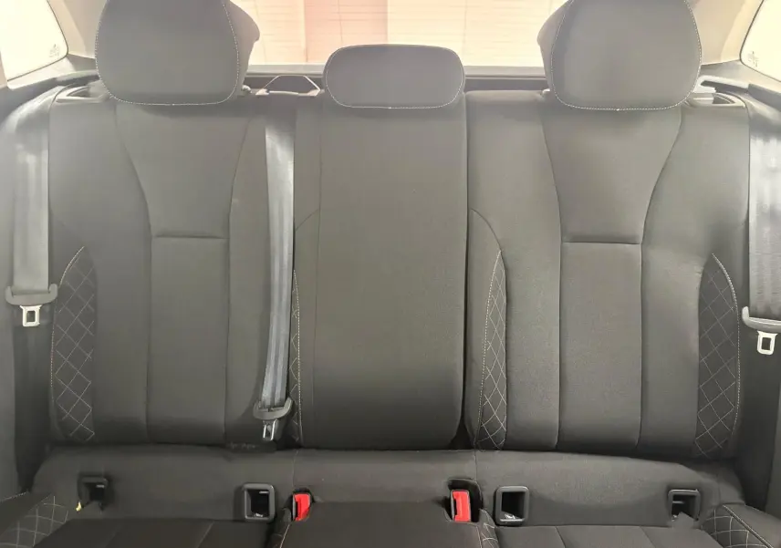 Vue intérieure des sièges arrière noirs avec surpiqûres blanches d'une Skoda Scala 2024, version Business.