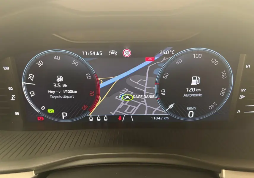 Tableau de bord numérique du Skoda Scala 2024, affichant la consommation, la navigation et l'autonomie à 120 km.