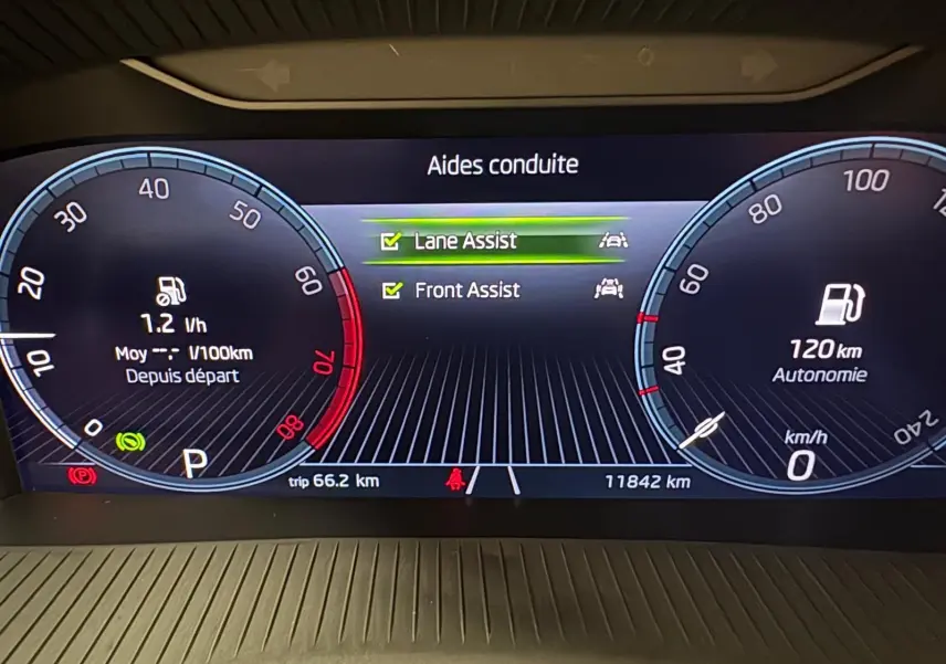 Tableau de bord numérique du Skoda Scala 2024, affichant aides à la conduite Lane Assist et Front Assist activées.