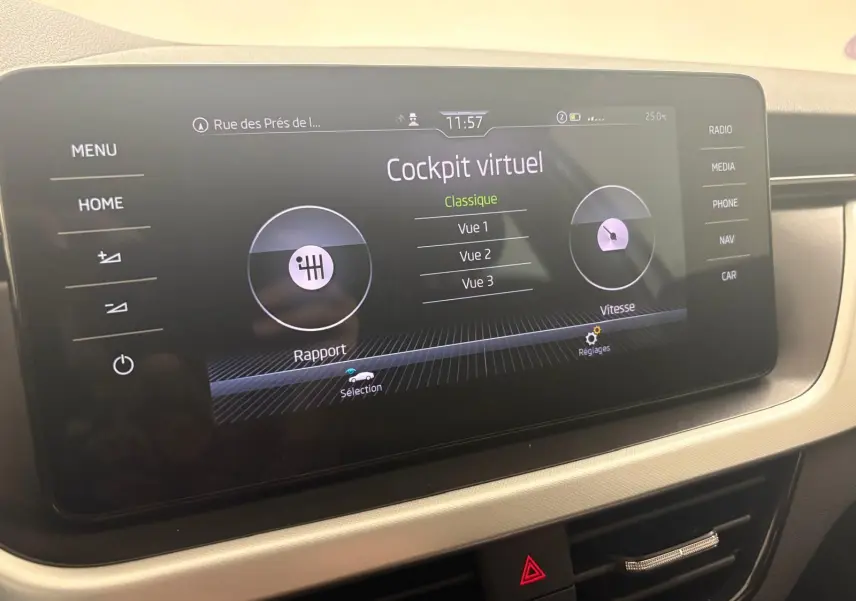 Écran tactile du cockpit virtuel de la Skoda Scala 2024, affichant les options de vue et réglages, intérieur beige.
