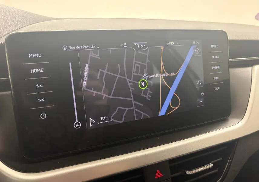 Écran tactile central du tableau de bord du Skoda Scala 2024 affichant la navigation GPS en mode jour.