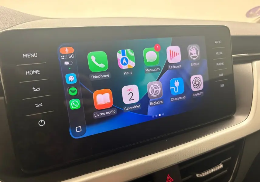 Écran tactile central de la Skoda Scala 2024 affichant les applications connectées, vue intérieure rapprochée.