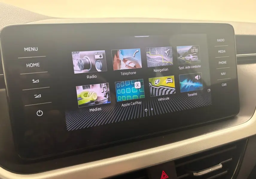 Écran tactile central du Skoda Scala 2024 affichant les menus multimédias, navigation et aides à la conduite.