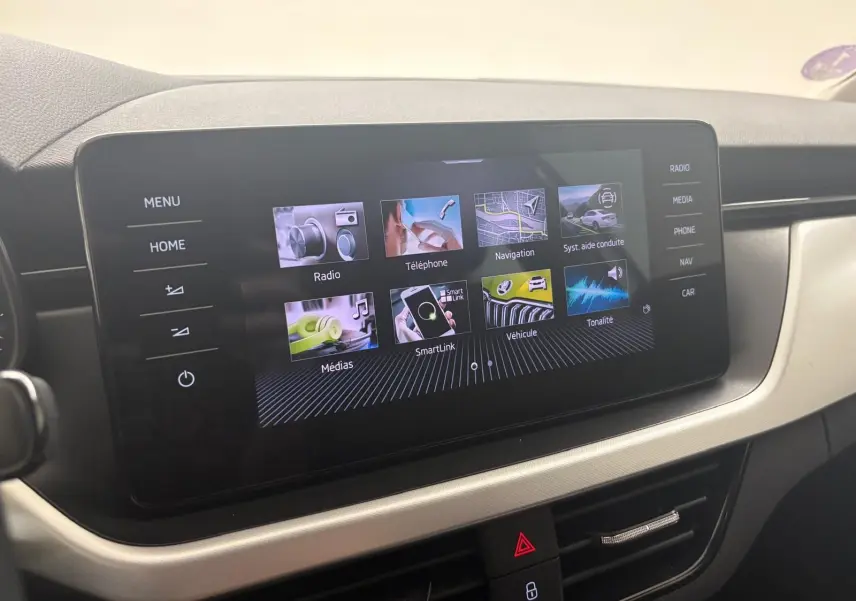 Écran tactile central du tableau de bord de la Skoda Scala 2024 gris argent, affichant les options multimédia et navigation.