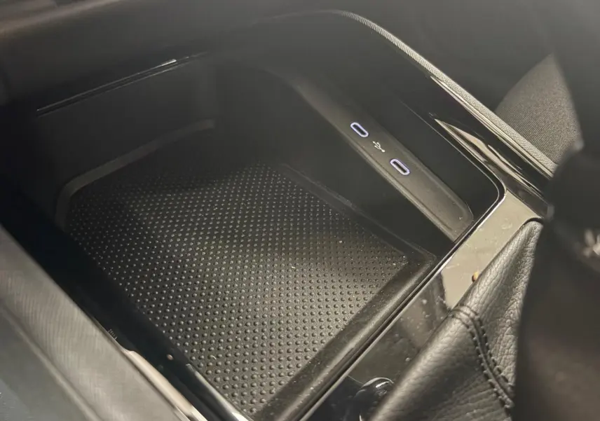 Gros plan sur la console centrale de la Skoda Scala 2024, montrant un espace de rangement avec deux ports USB-C éclairés.