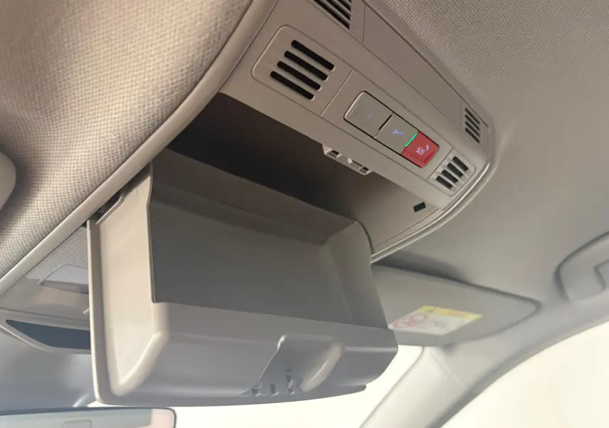 Rangement plafond ouvert avec commandes intégrées dans l’habitacle gris clair d’une Skoda Scala 1.0 TSI 110 DSG7 Business 2024.