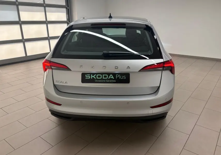 Vue arrière d'une Skoda Scala gris argent 2024, avec feux arrière LED et logo ŠKODA bien visible.