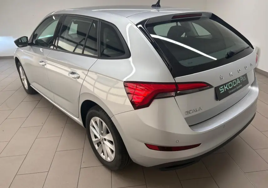 Vue 3/4 arrière droite d'une Skoda Scala gris argent 2024 avec feux arrière LED et jantes alliage.